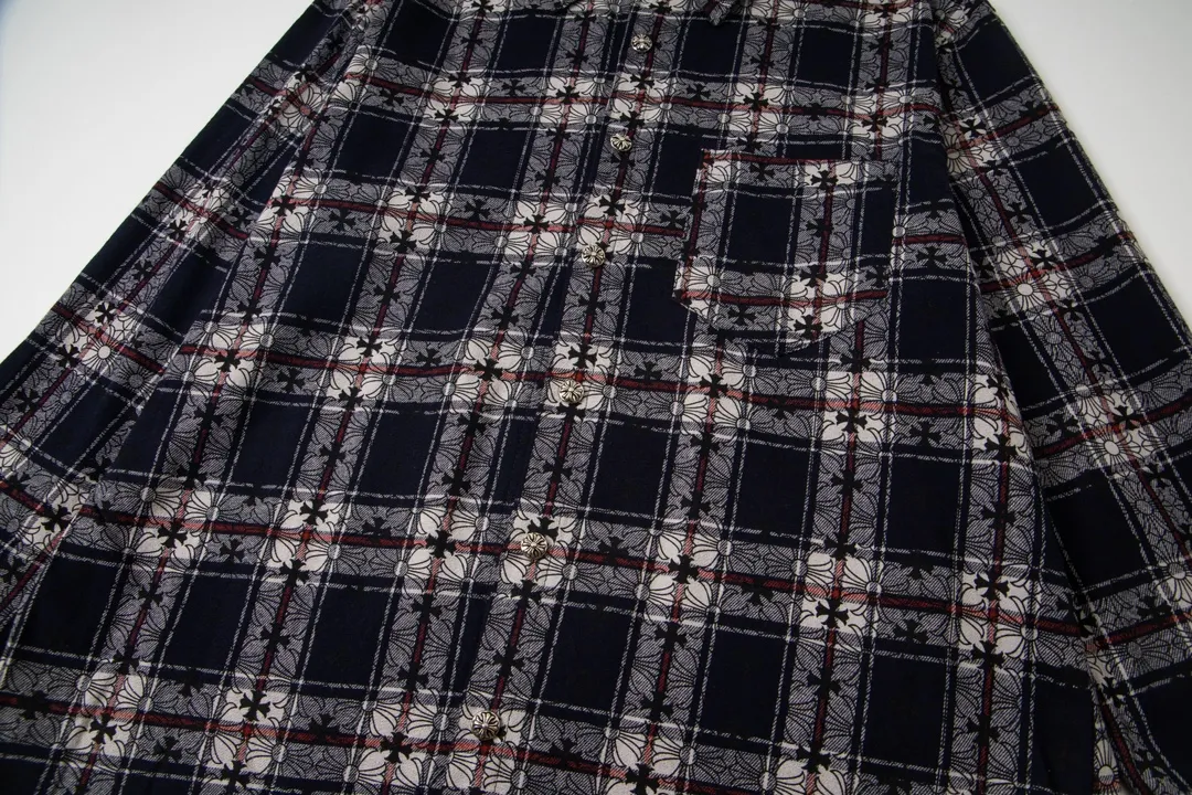 P240 Model No. Y650 CHROME HEARTS/CHROOME HEARTS CH All-over printed dark flower long-sleeved shirt. Custom-woven and dyed pure cotton sesame bottom plaid fabric. The finished fabric is then printed with dark flowers. The whole garment is hand-cut on the grid. The labor cost is high at the end of the year. Genuine leather hand-embroidered sleeves. High-quality distressed children's flower four-button buttons. The first batch on the entire network. Color: black red size: S-XL